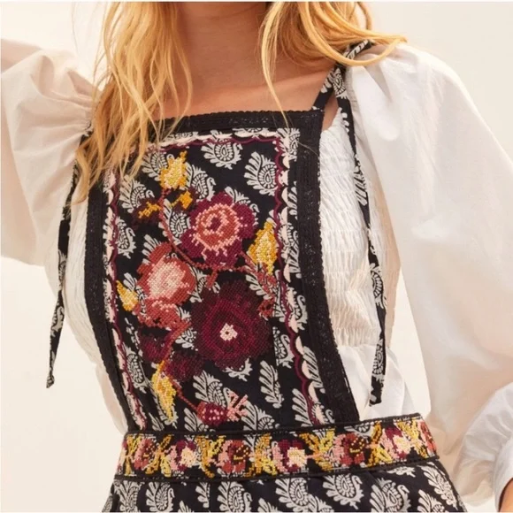 NWT ANTHRO Black Floral Embroidered Wide Leg Apron Jumpsuit Overalls Size 10 - Picture 9 of 16